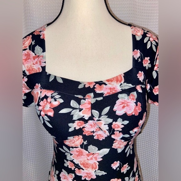 Women’s Ardene square neckline Stretchy floral top size small NWT - Picture 2 of 9